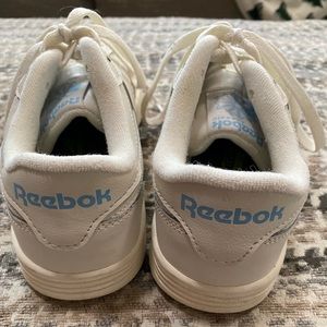 Wonen’s Reebok tennis shoes. Excellent condition. Size 7.5